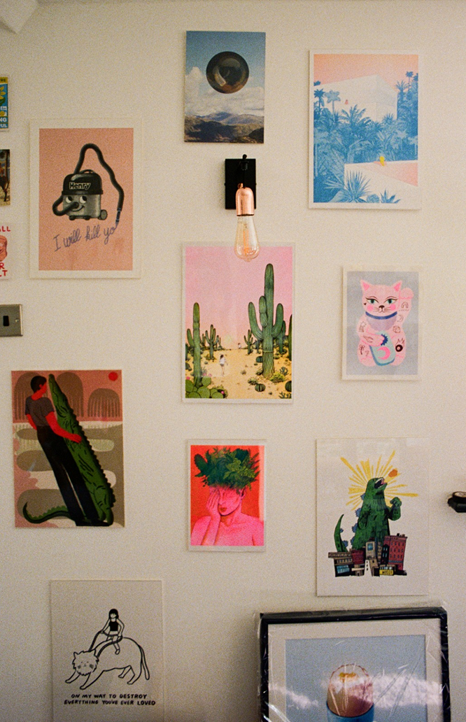 Ambiente com quadros e elementos decorativos, representando organização e inspiração.